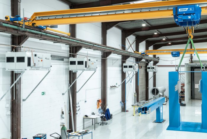HF-serie industriële luchtreiniger geplaatst in een industriële werkplaats.