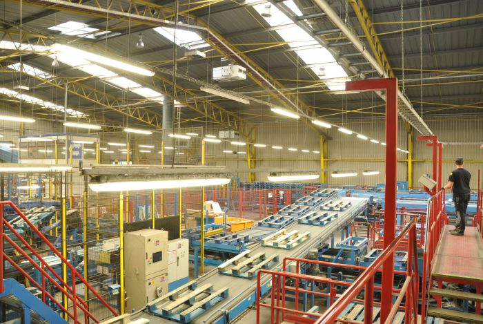 De HF-serie luchtreiniger geplaatst in een industriële bedrijfshal.