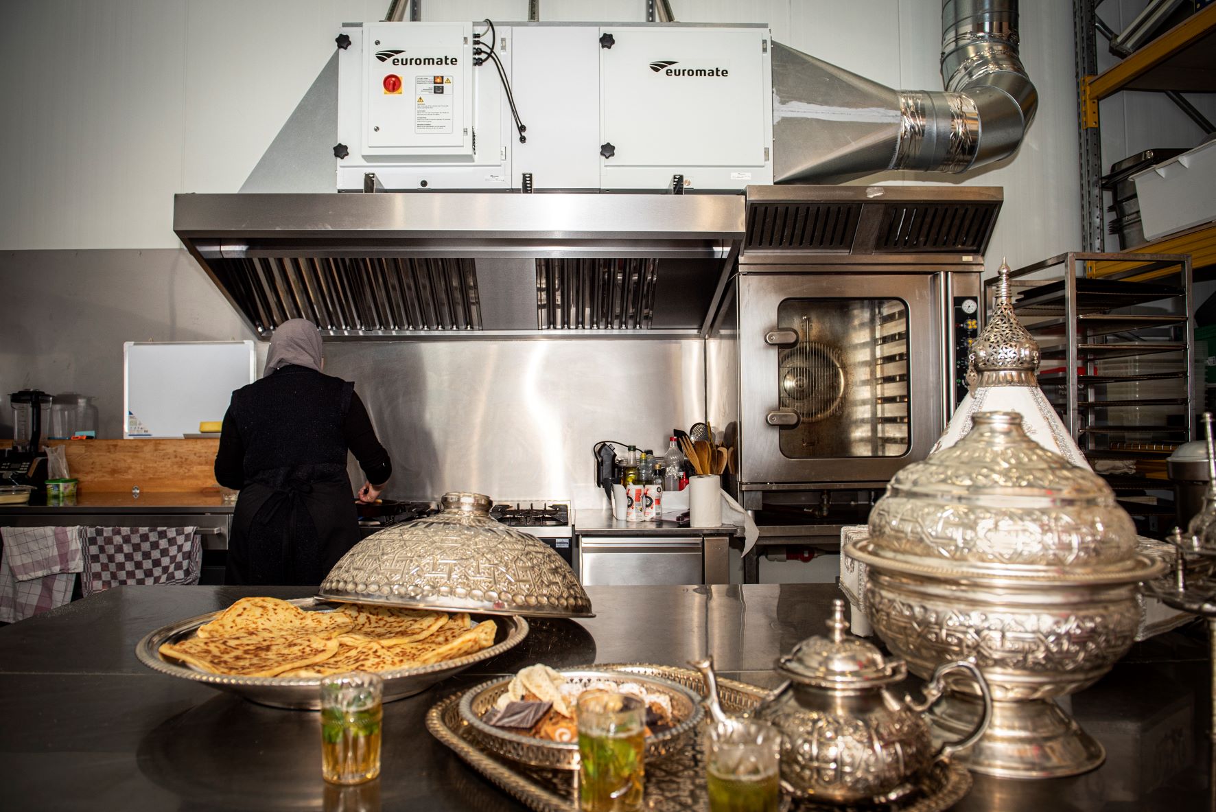 SF serie keukenfiltratie installatie bij Mlouza Catering in Breda in de keuken.