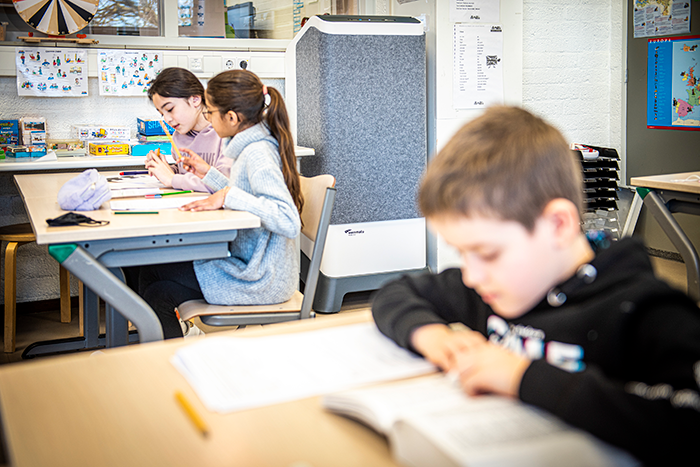 Gezondheid van kinderen in de klas op school. Fijnstof afzuiging van Euromate.