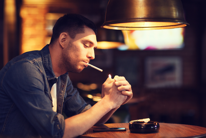 Rookafzuiging - Man roken in café - Euromate