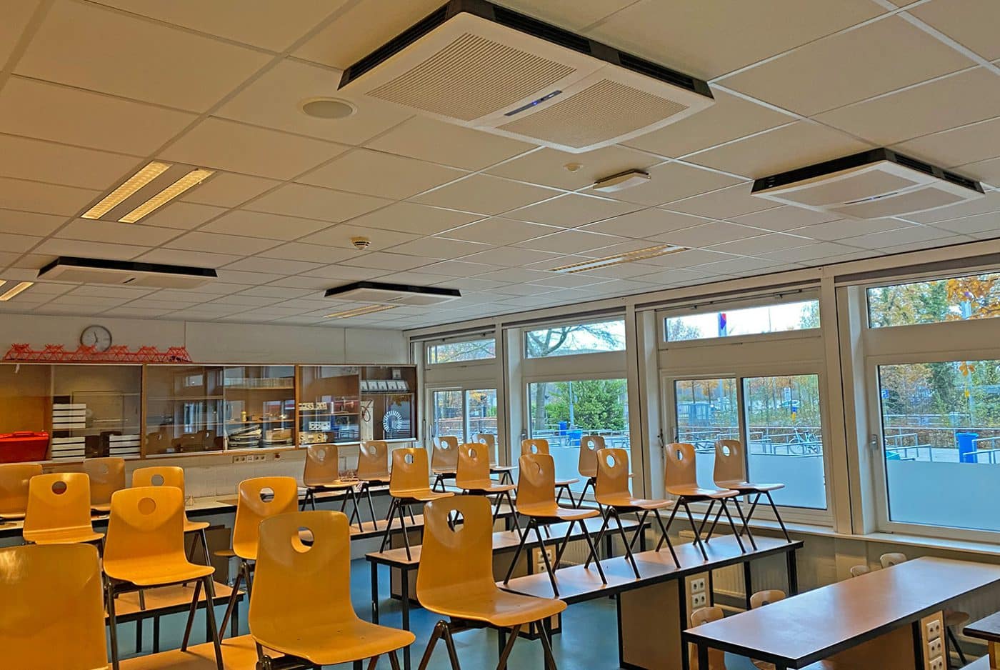 Gesamtschule De Nassau. Deckenluftreiniger sorgen für saubere, gesunde Luft in den Klassenzimmern