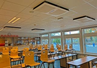 Gesamtschule De Nassau. Deckenluftreiniger sorgen für saubere, gesunde Luft in den Klassenzimmern