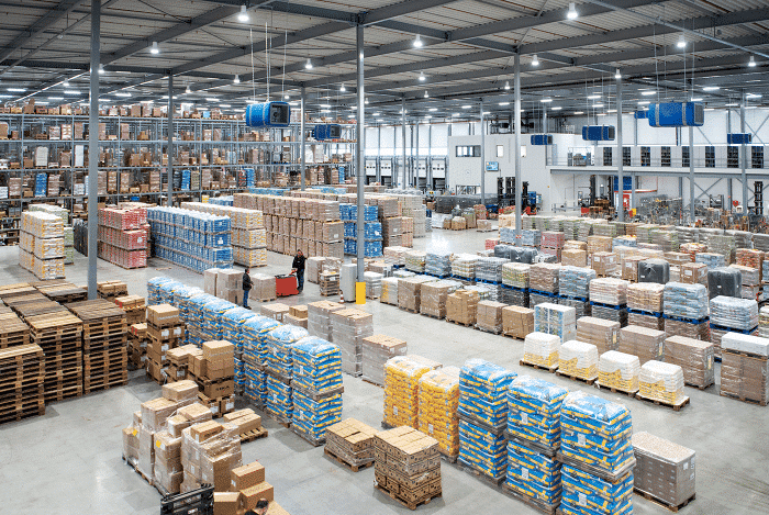 Luftreiniger in einer Logistikhalle