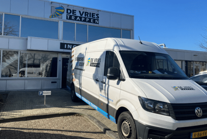 Bedrijfspand van De Vries Trappen met servicebus voor trapproductie en montage