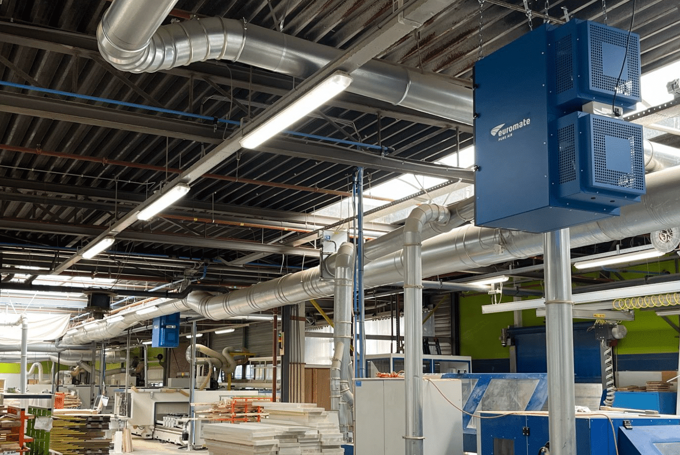 Euromate luchtreiniger geïnstalleerd in houtbewerkingsbedrijf voor reductie van houtstof