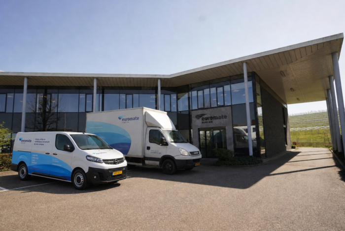 busjese voor het gebouw